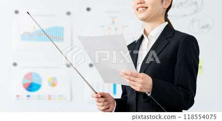 年輕女商人微笑著做演示 118554075