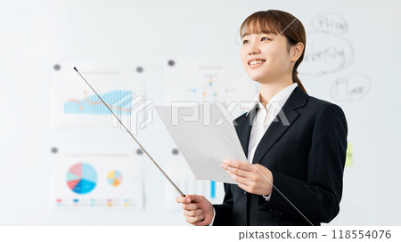 Young businesswoman giving a presentation with a smile 118554076