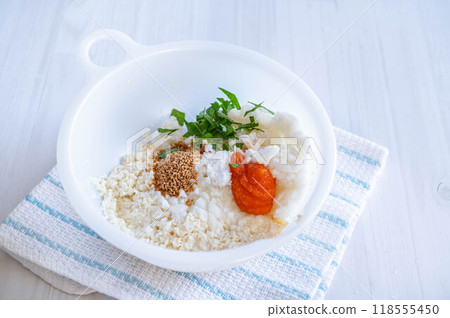 將食材加入豆腐泥和半盆中 118555450