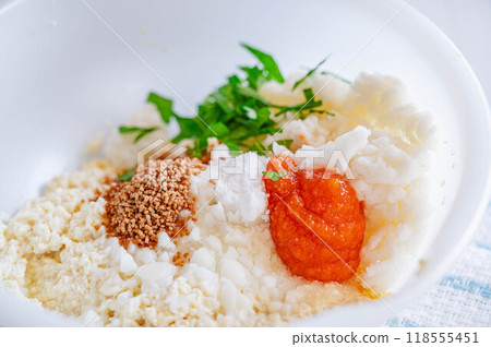將食材加入豆腐泥和半盆中 118555451