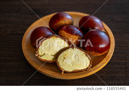 Raw chestnuts 118555491