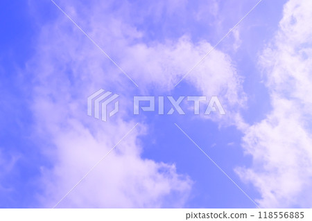 白雲在藍天蔓延（背景素材） 118556885