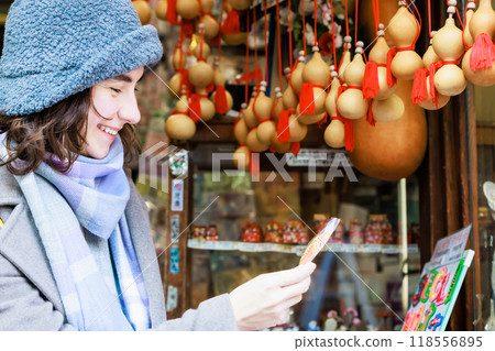 外國遊客在京都觀光時購買紀念品 118556895