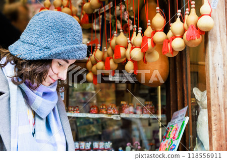 Foreign travelers buying souvenirs while sightseeing in Kyoto Foreign travelers buying souvenirs while sightseeing in Kyoto 118556911