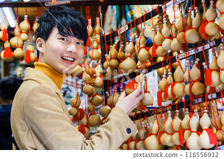 A man shopping in Kyoto 118556912
