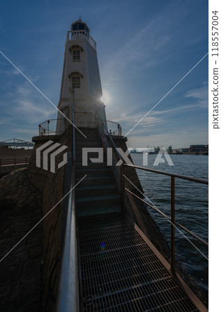 大阪府堺市堺區舊堺燈塔在藍天的映襯下閃閃發光的照片 118557004