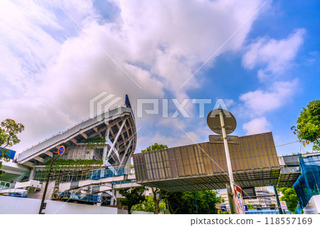 日本橫濱城市景觀，關內站前。連接舊橫濱市政廳街區和橫濱公園的人行天橋建設景觀（18號） 118557169