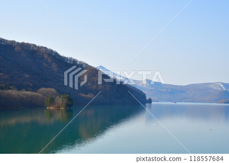 Lake Hibara in spring (Fukushima Prefecture) 118557684