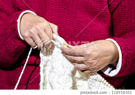 hands, sewing, woman 118558101