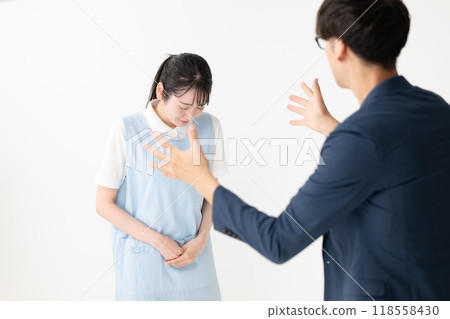 接受投訴的女性 118558430