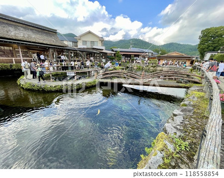 [山梨縣]忍野八海美麗的泉水池和遊客 118558854