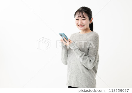 Woman holding a smartphone 118559057
