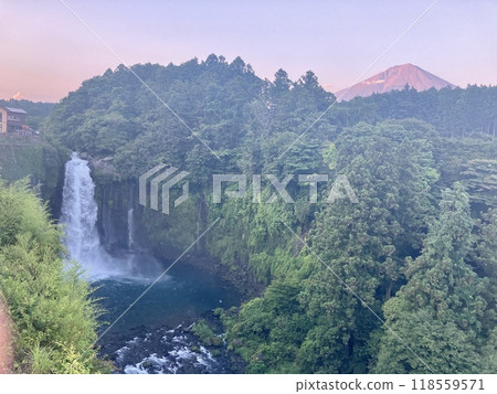 Shiraito Falls That Catch a Rainbow 118559571