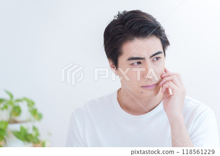 年輕人摸臉頰（美容/護膚） 118561229