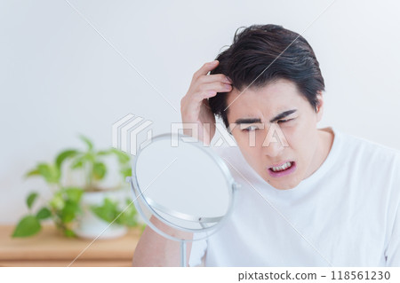 年輕人檢查他的頭髮 118561230