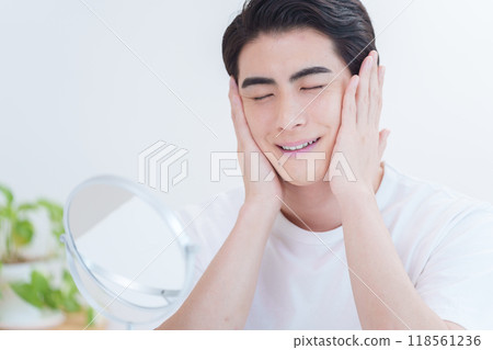 做護膚的年輕人 118561236