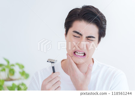 A man suffering from razor burn 118561244