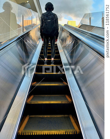 自動扶梯和男人 自動扶梯和男人 118561752