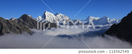 High mountains in the Sagarmatha Nationalpark, Nepal. Gokyo Valley in autumn. 118562549