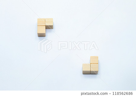 A three-dimensional square frame made of hinoki wood cubes arranged in the shape of brackets. 118562686