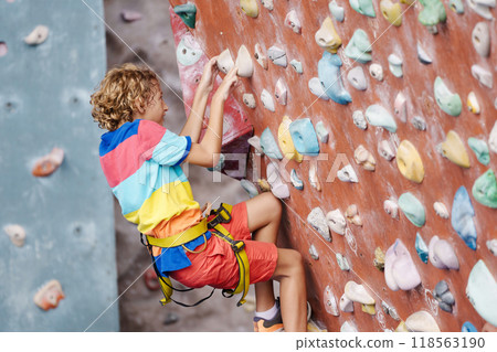 Child on rock climbing course Child on rock climbing course 118563190