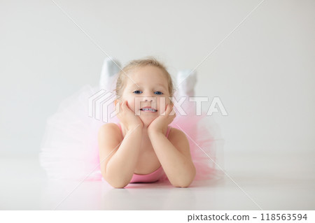 Little ballerina in pink tutu 118563594