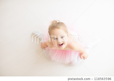 Little ballerina in pink tutu 118563596