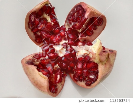 A peeled pomegranate, a taste of autumn (gray background) 118563724