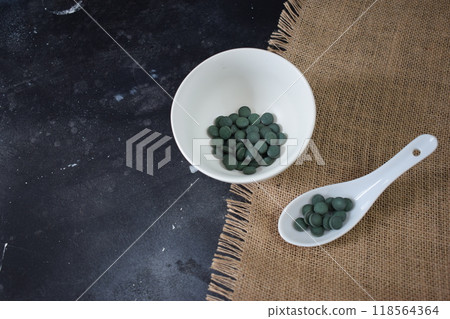 Green algae powder, pills and capsules Green algae powder, pills and capsules 118564364