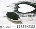 A spoonful of green seaweed powder, pills and capsules 118564388