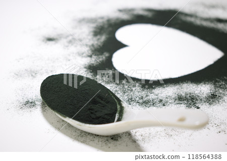 A spoonful of green seaweed powder, pills and capsules 118564388