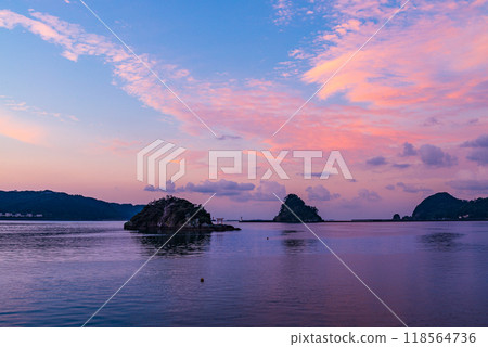 [Shizuoka Prefecture] Dawn at Shimoda Port Madagahama Kaiyu Park 118564736