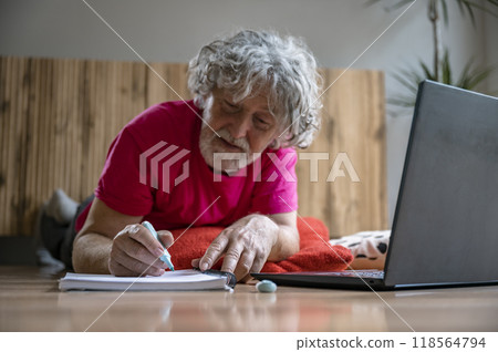 Senior man taking an online class Senior man taking an online class 118564794