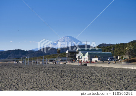 [Hiratsuka City] Mt. Fuji as seen from Hiratsuka Beach 118565291