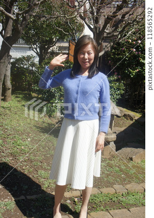 公園裡美麗的年輕高個子女人 118565292