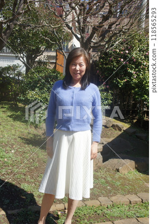 公園裡美麗的年輕高個子女人 118565293