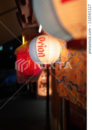 夜晚的市中心燈火通明 夜晚的市中心燈火通明 118565327