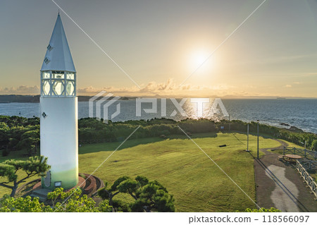 城島公園的黎明：沐浴在朝陽下的粟崎燈塔和海角風景【神奈川縣三浦市】 118566097