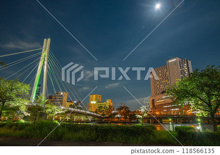 川崎大橋在夜間照明中顯得格外突出 川崎大橋在夜間照明中顯得格外突出 118566135