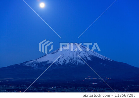 Mount Fuji and the full moon at dawn from Gotemba City, Shizuoka Prefecture Mount Fuji and the full moon at dawn from Gotemba City, Shizuoka Prefecture 118567295