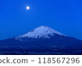 靜岡縣禦殿場市黎明時分的富士山和滿月 118567296