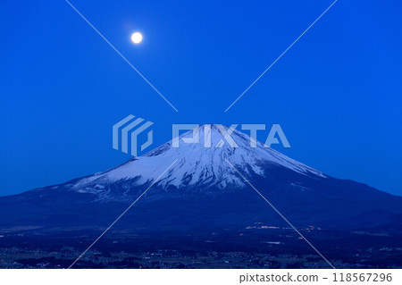 靜岡縣禦殿場市黎明時分的富士山和滿月 118567296