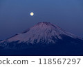 靜岡縣禦殿場市黎明時分的富士山和滿月 118567297