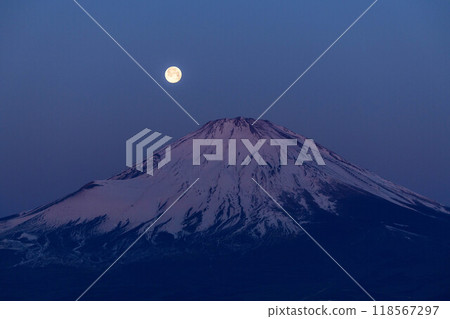 靜岡縣禦殿場市黎明時分的富士山和滿月 118567297