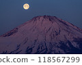靜岡縣禦殿場市黎明時分的富士山和滿月 118567299