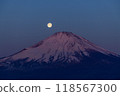 靜岡縣禦殿場市黎明時分的富士山和滿月 118567300