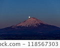 靜岡縣禦殿場市黎明時分的富士山和滿月 118567303