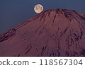 靜岡縣禦殿場市黎明時分的富士山和滿月 118567304