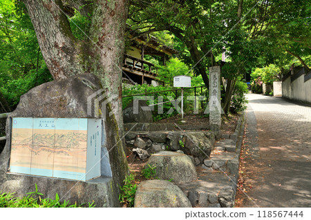 View of the enclosure and remaining stone walls of Yamazaki Castle, the turning point of Mount Tenno 118567444