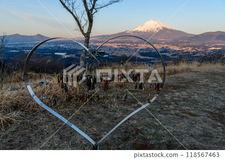從靜岡縣禦殿場市奧伊之岡公園遠眺富士山 118567463